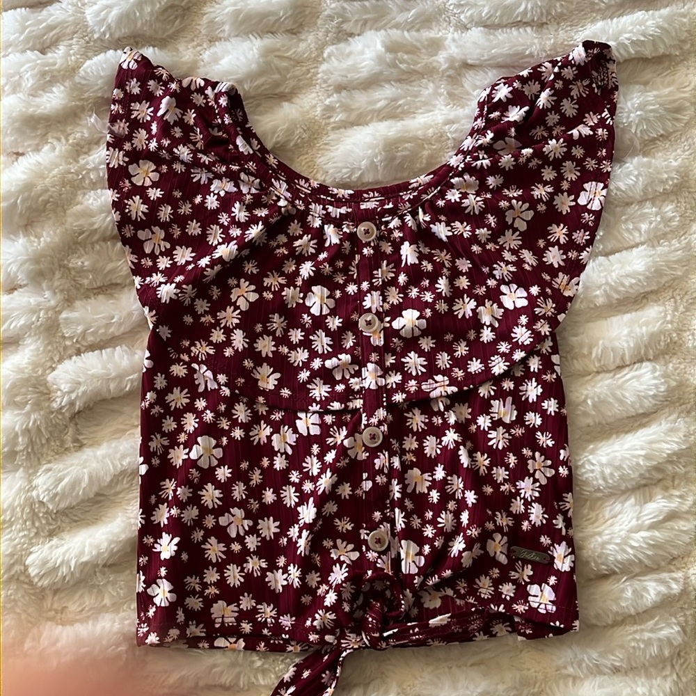 Girls blouse, maroon with white daisies, size xs (5-6)
